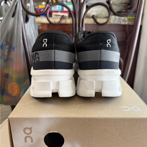 ON Women's Cloudmonster 2 Shoes - Picture 7 of 11